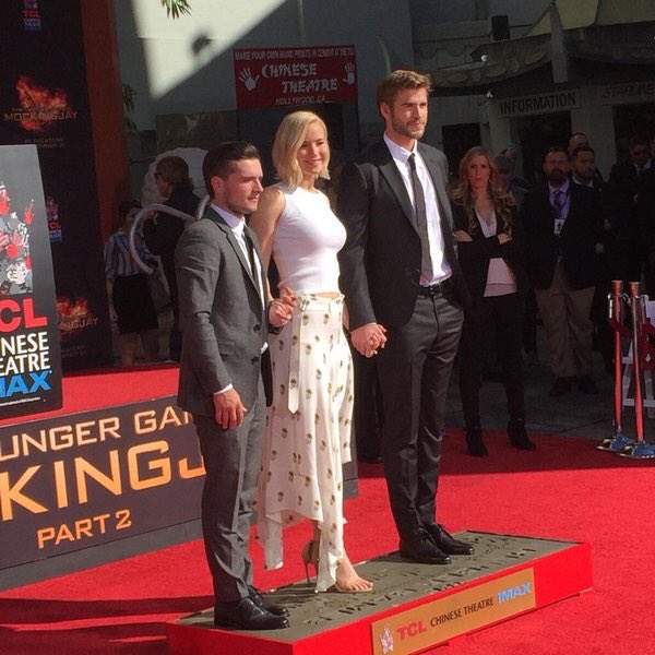 jrhutchersonbr's tweet photo. Em 2015, Josh, Jennifer Lawrence e Liam Hemsworth deixaram essa eterna marca de Jogos Vorazes. https://t.co/8zYx8PJRiW