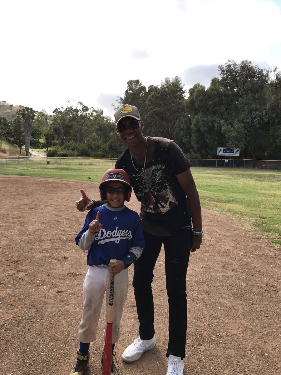 QuiKGunZ's tweet image. Jaron met @HunterGreene17 today!!! The future is bright for both of these studs #NumberOnePick #SICover
