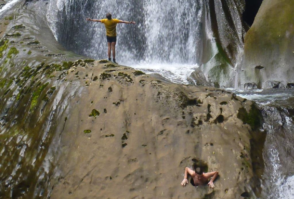 richard042866's tweet photo. Hegu Waterfall (from below) https://t.co/7wDrFJHg1Z https://t.co/FfvL2BkMta