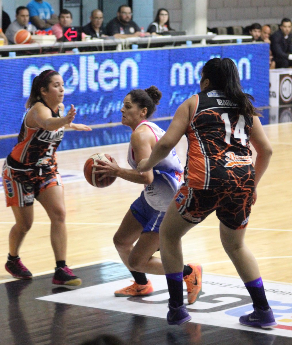 AAQuimsa's tweet photo. AQUÍ nuestras LEONAS !!! ESTO SOMOS !!! #Quimsa venció por 74/61 a #CCOLB ganó el primer clásico histórico en básquetbol femenino #LFB https://t.co/1P6Vbx1ZWl