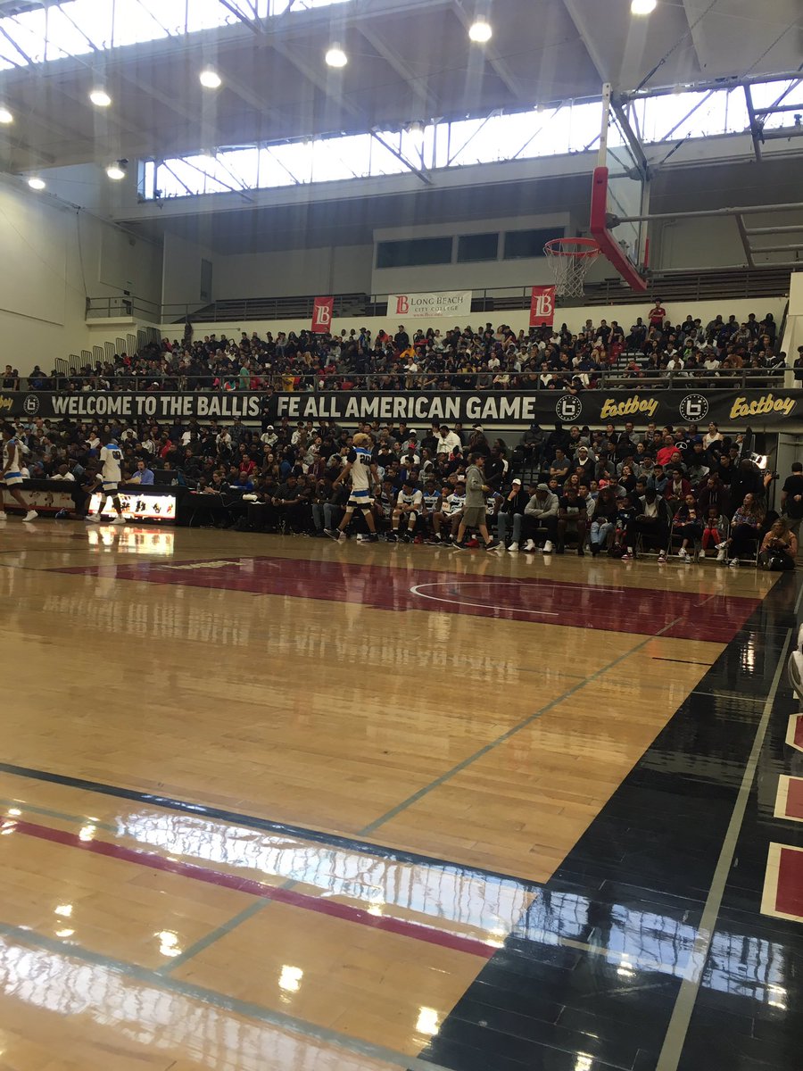 teamballislife's tweet photo. Packed house at the ballislife all American game crazy how far along this game has come https://t.co/LN6jm3vTyZ