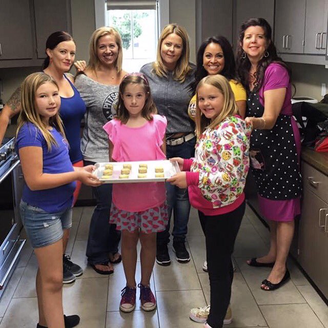 veronicaxxxooo's tweet photo. Whatever is good for your soul, do that โฅ๏ธ #BakingDay #Volunteer #CookingCuties https://t.co/QCRLzPkflU