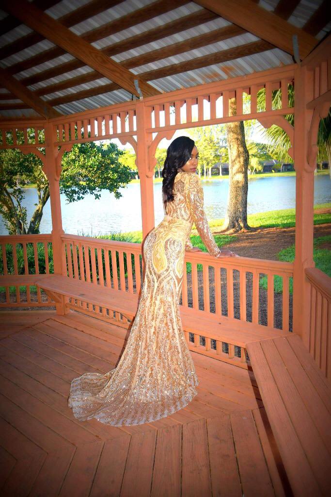 2 pic. Worth more than you know✨ #Prom2k17 #Fhsprom2k17 https://t.co/yQ5GUQMIyF