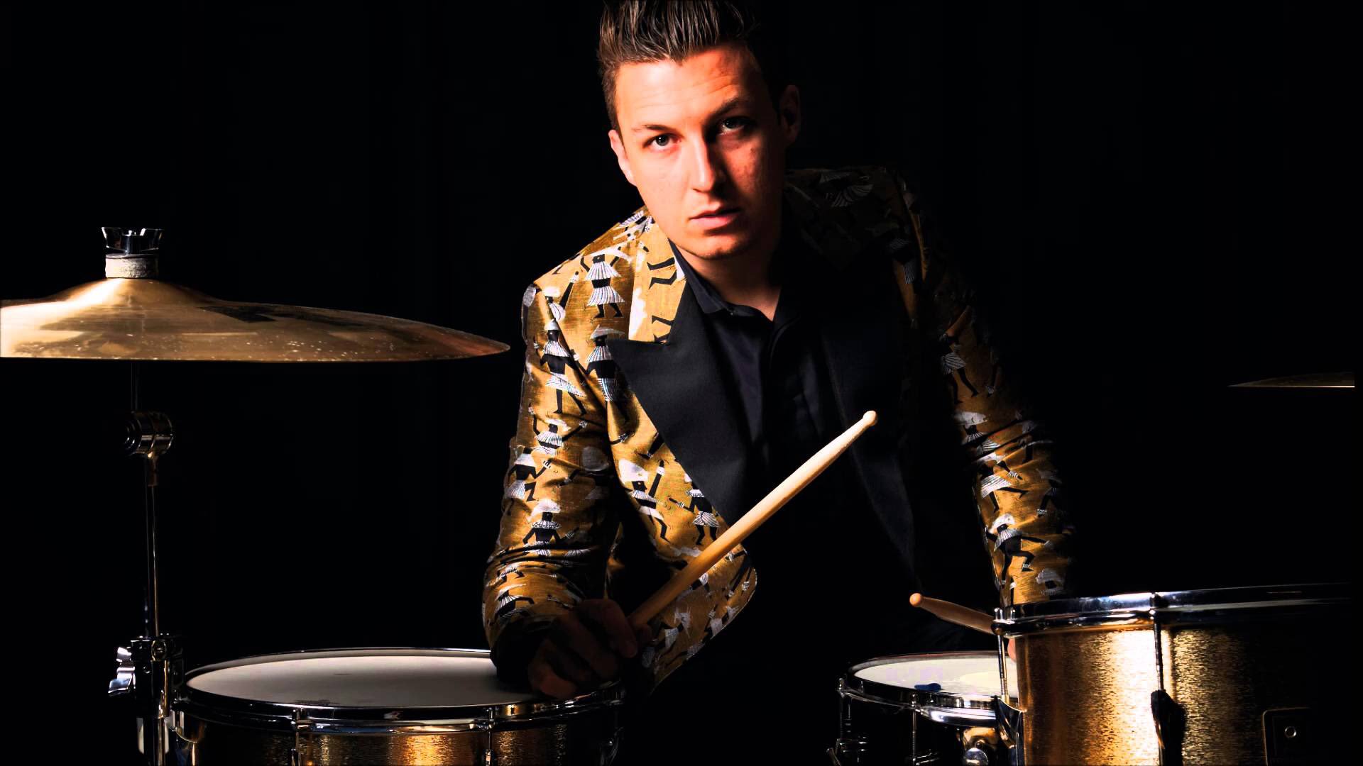 Studio Hanamauii Auf Twitter タイに行ってムエタイ選手になろうかと思うんだ 一年間タイで特訓するつもりだよ Matt Helders Arctic Monkeys 本日5月7日はアークティック モンキーズのドラマー マット ヘルダーズの31歳の誕生日です 結局彼はタイには行って