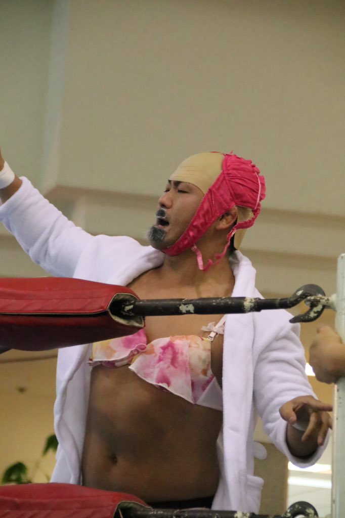 bou_uno's tweet image. 岩ちゃんとヨッチャンの入場で何分間使っただろうか。続いて入場は、岩ちゃんマンXのパートナーX！なんと(？)ランジェリー武藤選手！神奈月さんではないよ！
#KASSAMA