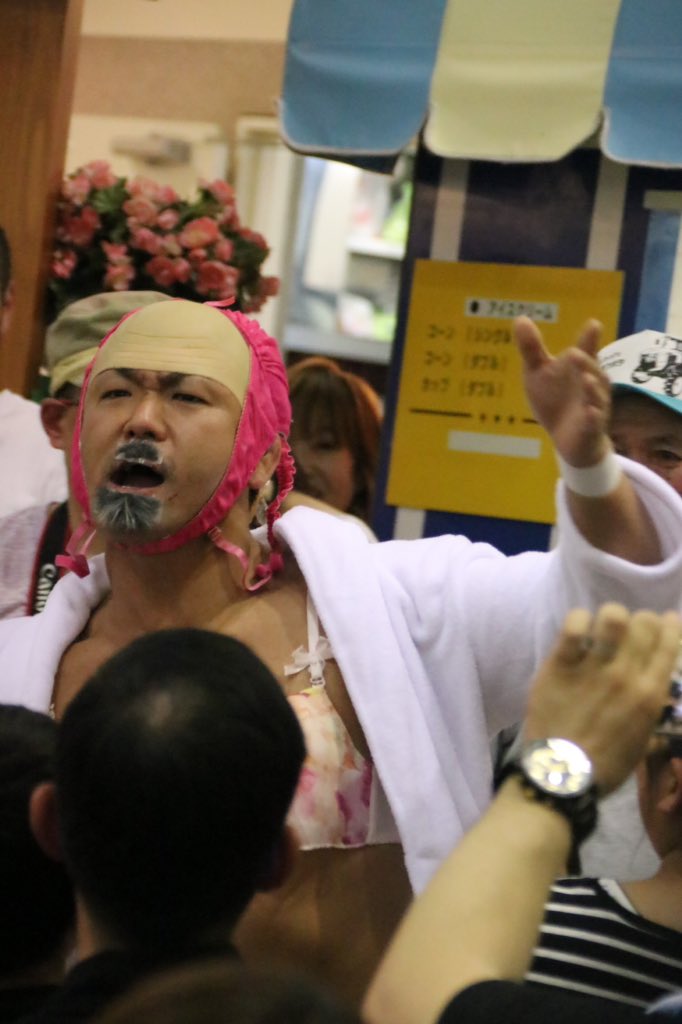 bou_uno's tweet image. 岩ちゃんとヨッチャンの入場で何分間使っただろうか。続いて入場は、岩ちゃんマンXのパートナーX！なんと(？)ランジェリー武藤選手！神奈月さんではないよ！
#KASSAMA