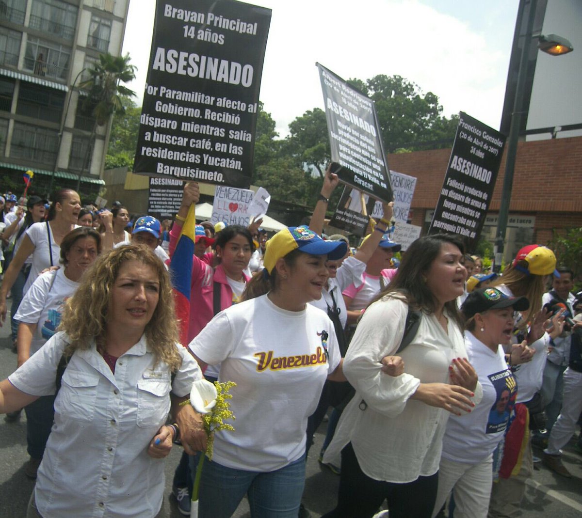 karinsalanova's tweet photo. NO más Represión! Hoy las mujeres salimos a la calle, para exigir al ministro @Nestorreverol que no viole más los DDHH de los Venezolanos https://t.co/JFP4AnrAuM