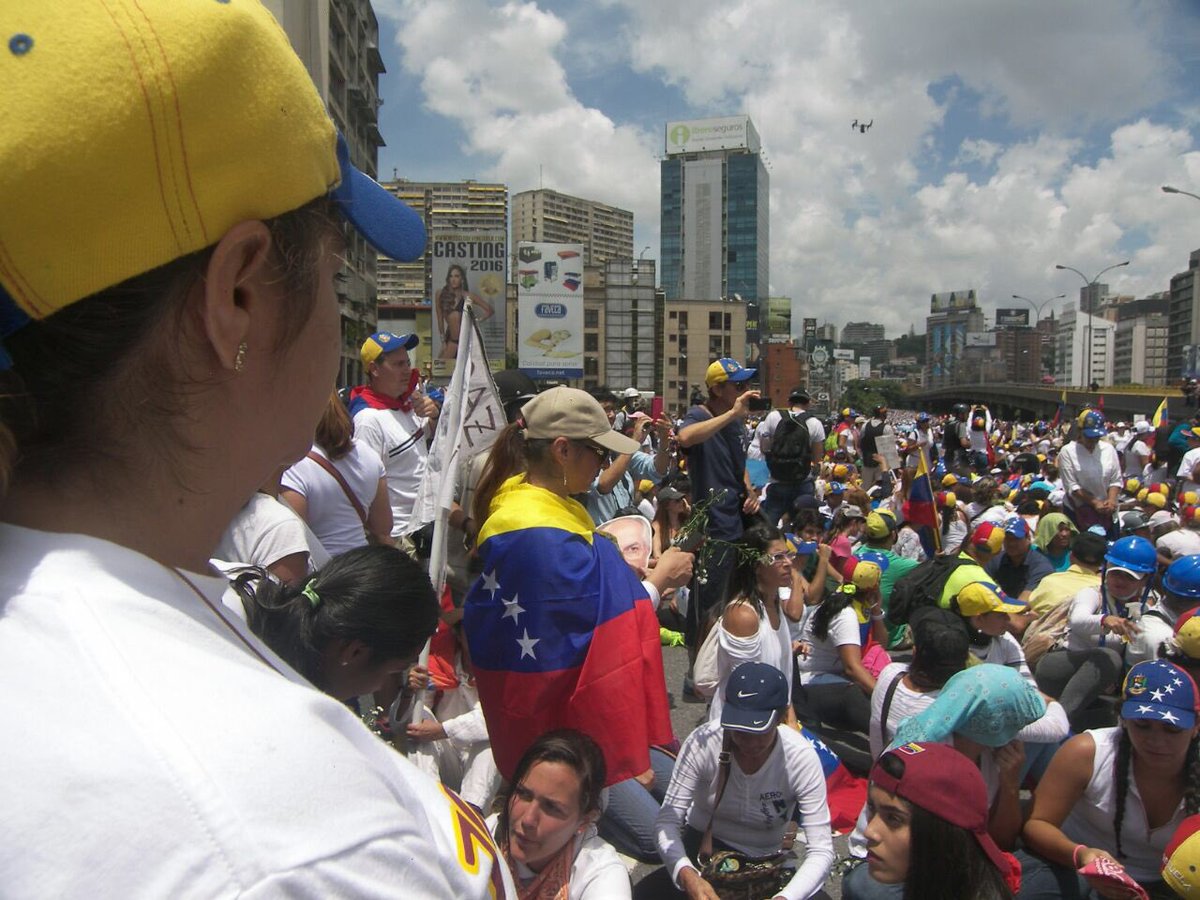 karinsalanova's tweet photo. NO más Represión! Hoy las mujeres salimos a la calle, para exigir al ministro @Nestorreverol que no viole más los DDHH de los Venezolanos https://t.co/JFP4AnrAuM