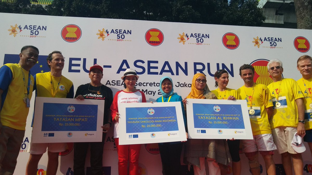 EUinASEAN's tweet photo. Amb. Fontan @EUAmbASEAN, Amb. Guérend @DubesUniEropa, DSG Mochtan of @ASEAN present the donation from today’s #EUASEANRun https://t.co/miQl36qCNy