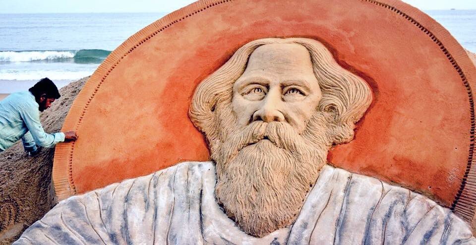 sudarsansand's tweet photo. A tribute to the Gurudev #RabindranathTagore on his birth anniversary today . One of my sand art at puri beach https://t.co/E6BRklEZ0G