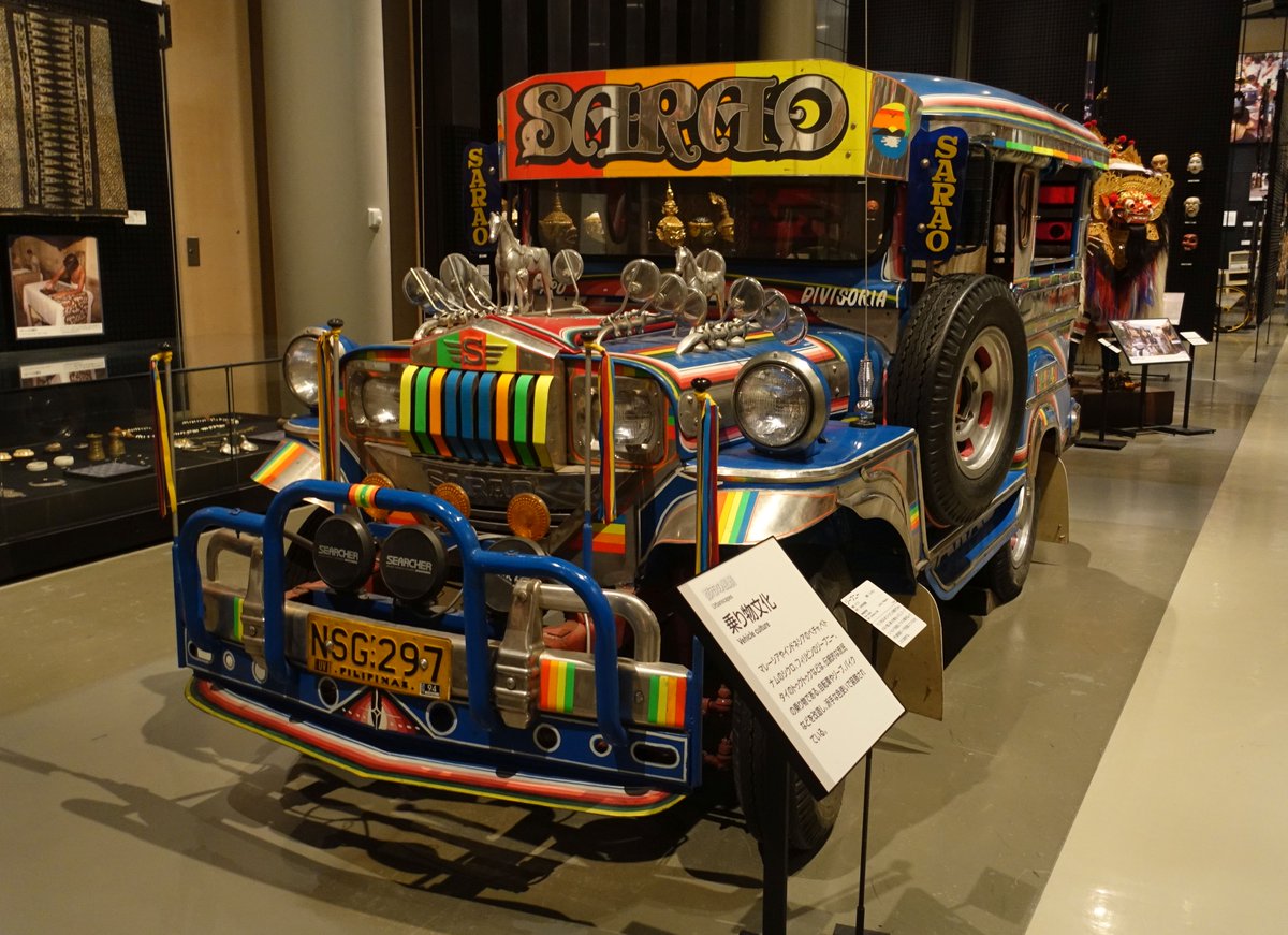 みんぱくの東南アジア展示場にある「ジープニー」。 マニラをはじめ