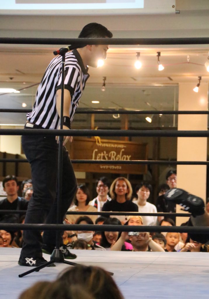 bou_uno's tweet image. この試合を裁くレフェリーはOPGの乱魔さん。サングラスを手にした乱魔さん、オーディエンスのコールに応えて…サングラスかける！
#KASSAMA #OPG
＼乱魔！／＼乱魔！／