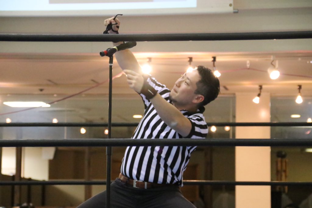 bou_uno's tweet image. この試合を裁くレフェリーはOPGの乱魔さん。サングラスを手にした乱魔さん、オーディエンスのコールに応えて…サングラスかける！
#KASSAMA #OPG
＼乱魔！／＼乱魔！／