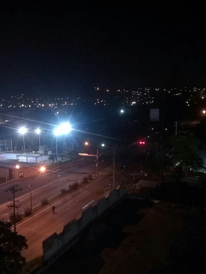 MariaCorinaYA's tweet photo. Ahora: 200 civiles detenidos en Core 2 #Carabobo,ataque d GN en LosNuevosTeques #Miranda, arremetida en El Ujano #Lara Son los #DíasFinales https://t.co/onlp9p8EnU