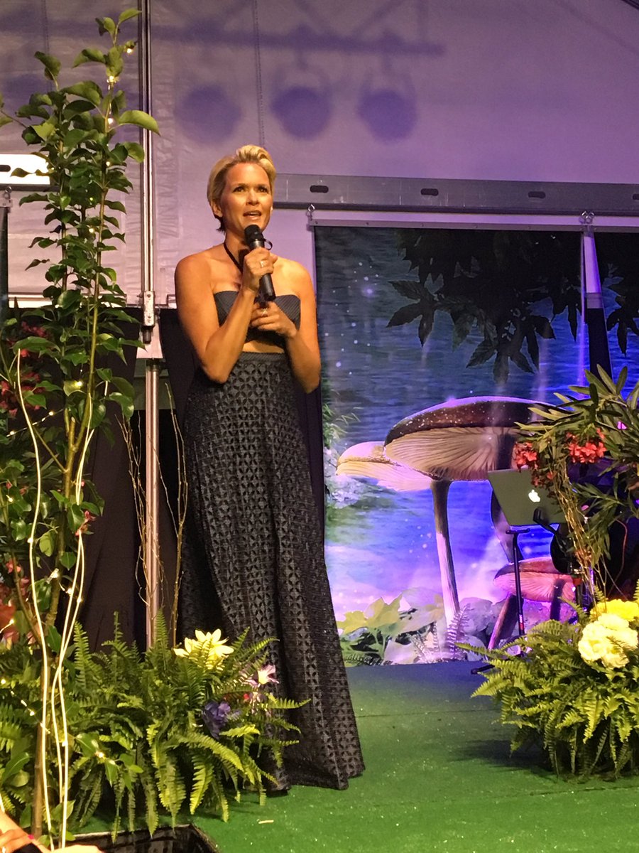 SherryPollex's tweet photo. Had a great time emceeing the #FASHIONDLUX fashion show tonight to benefit @MTJFoundation @SherryStrongOC 💙💃🏼#pediatriccancer #ovariancancer https://t.co/N8mGvnXTju