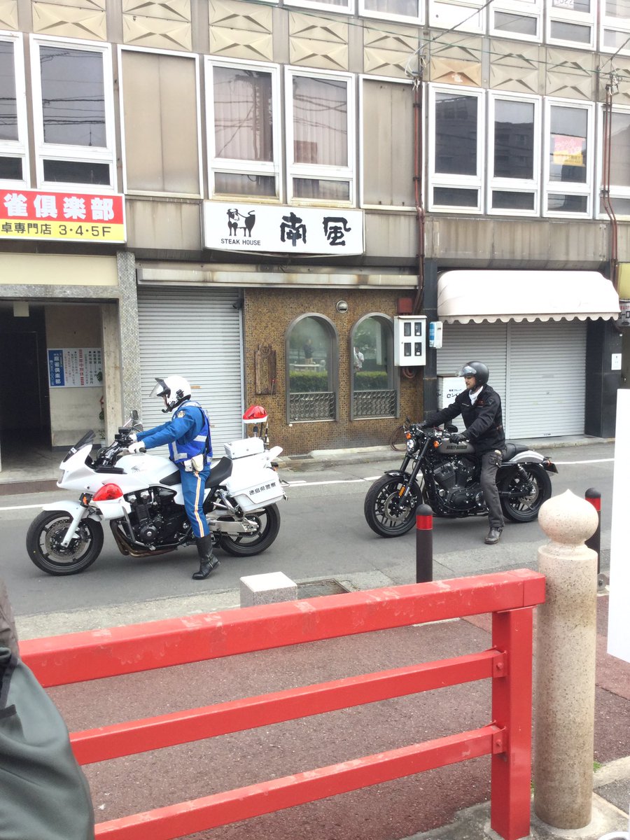 ベーコンせんせぇ 大塚明夫さんが白バイに誘導されながらハーレーで走っていった T Co Ix258tik66 Twitter