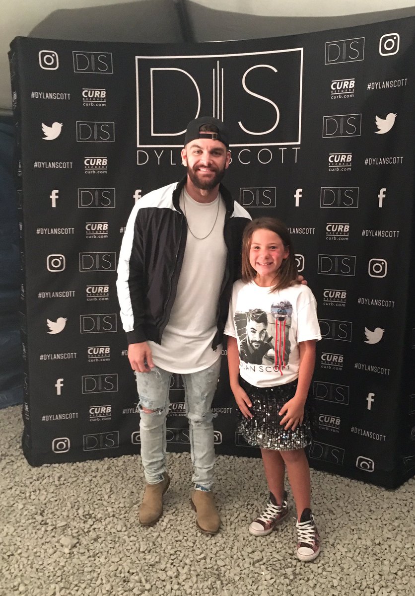 kfertitta04's tweet photo. @DylanScottCntry thank you for making her night! https://t.co/0HdwQu1D0o