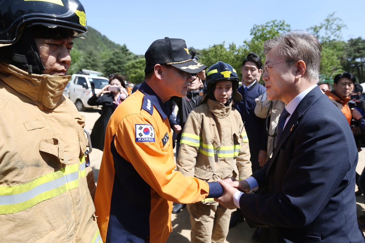 강릉 산불 진화 상황을 듣고 성산초등학교에 마련된 대피소에서 주민들을 만났습니다. 피해를당한 주민들의 고통에 마음이 아픕니다. 진화에 힘쓰시는 소방대원님들, 봉사자님들, 강원도의 노력에 감사드리며 국가역량을 총동원해 복구에 힘쓸 것을 약속드립니다.