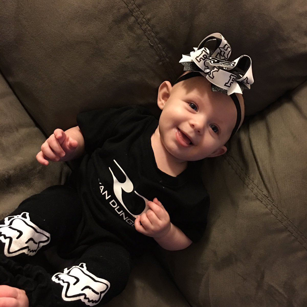 shontaholbrook1's tweet photo. Paisley says "Go Dungey!!!"💕 #supercrosslive #supercrossLIVE #sxonfox #supercross2017 https://t.co/TjBYgB792L