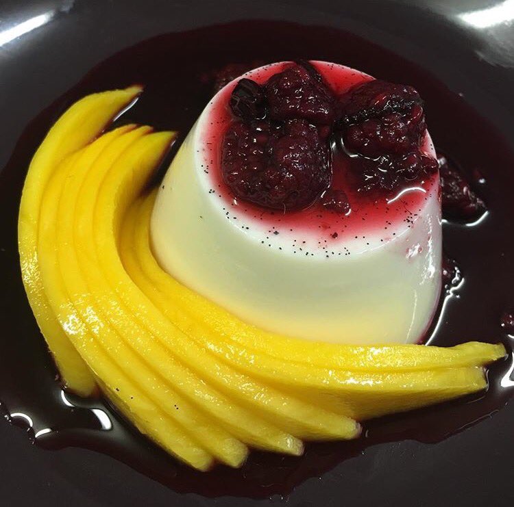 IetiR's tweet photo. @GordonRamsay what you reckon bout my vanilla &amp; white chocolate panna cotta with mango chefy? https://t.co/PhNcynwLuf