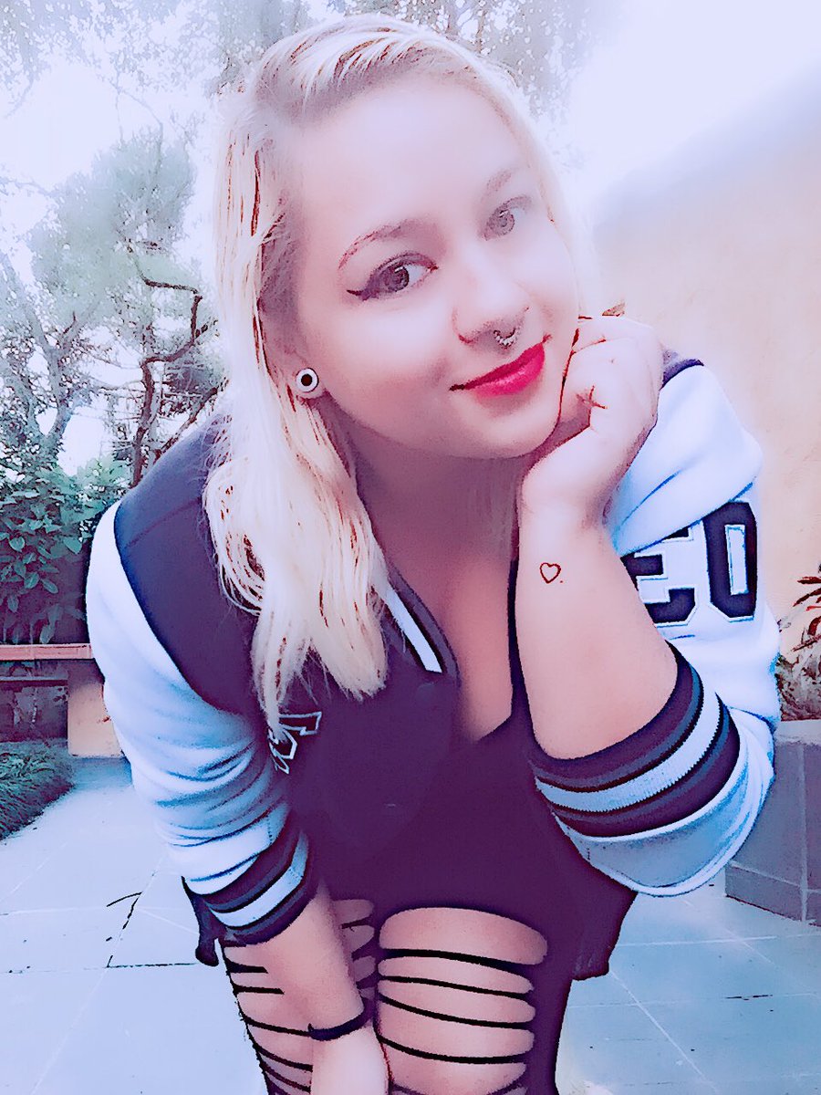 be_jessy_babe's tweet photo. Hello 🤗🍸                 #poisongirlsbr #model #alternative #inkedgirl #tattoo #modelbr #girlswithtattoo #altmodel #girls #be_jessy_babe https://t.co/23Ko1KXJR5