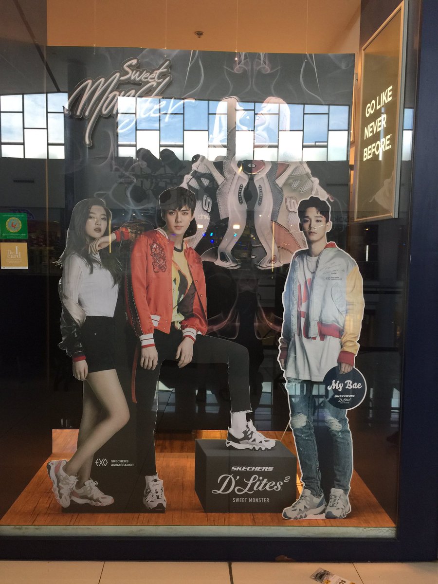 EXOSEHUNMAMA12's tweet photo. ดูซิ๊เจออารายยย ~~ Shop SKECHERS ที่เมกะบางนา โชว์ดิสเพลย์หน้าร้านเป็น ไอ่เสือเซฮุน ,น้องเฉิน และ จอย (Redvelvet ) แล้วค่ะ  หล่อมั่กมากกก https://t.co/x3TkSyGz32