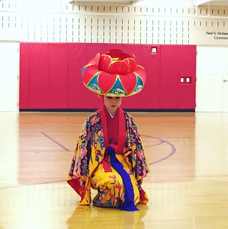 caseysensei's tweet photo. Okinawan national dance troupe did a workshop for the 6th graders of @robshouston ahead of the #HoustonJapanFestival https://t.co/5fG6YmENbX