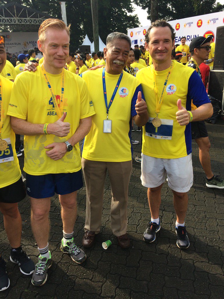 EUAmbCambodia's tweet photo. Today at #EUASEANRun, I ran 7K in 40 minutes - appropriate for the #EUASEAN40 #Anniversary 😎 https://t.co/xEzkcZfXJu