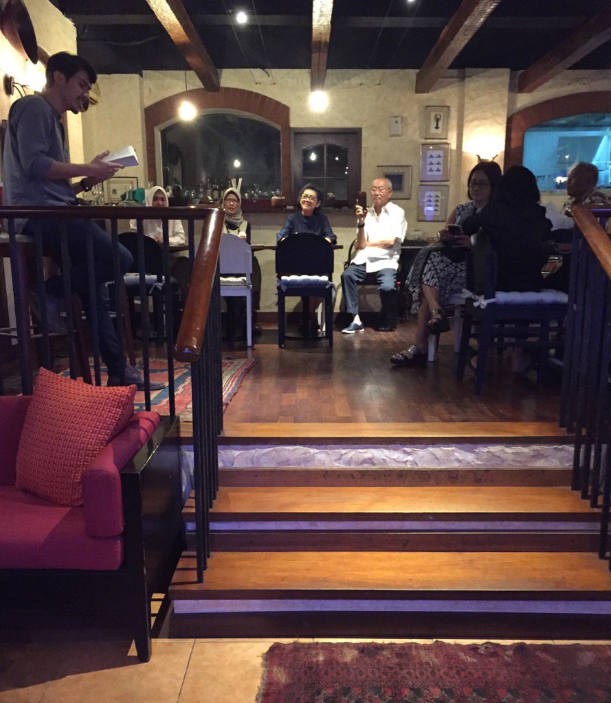 gm_gm's tweet photo. Mengenang Umar Kayam di Restoran Vineth, Jakarta, pagi ini. Membaca "Mangan Ora Mangan Kumpul", dgn logat Malaysia. https://t.co/kFbF64h79f