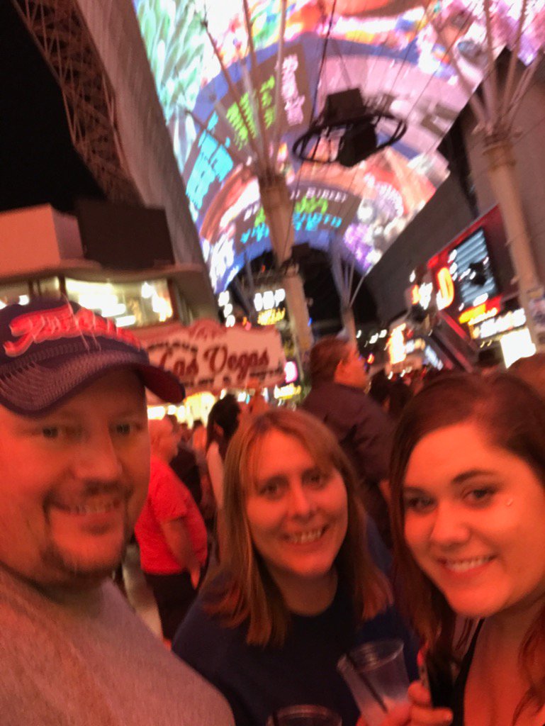 EricB2000's tweet photo. #fremont street https://t.co/8waMPmAFBs