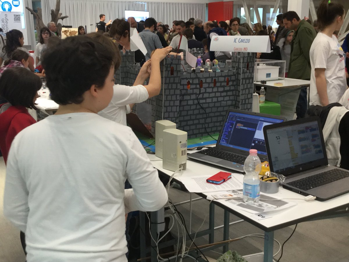 raschellom's tweet photo. IC G.Masi di Cavezzo a School Maker day 2017. Classe 4^B con il "Castello Incantato". #schoolmakerday #Scratch #Arduino https://t.co/uDA1USRocL