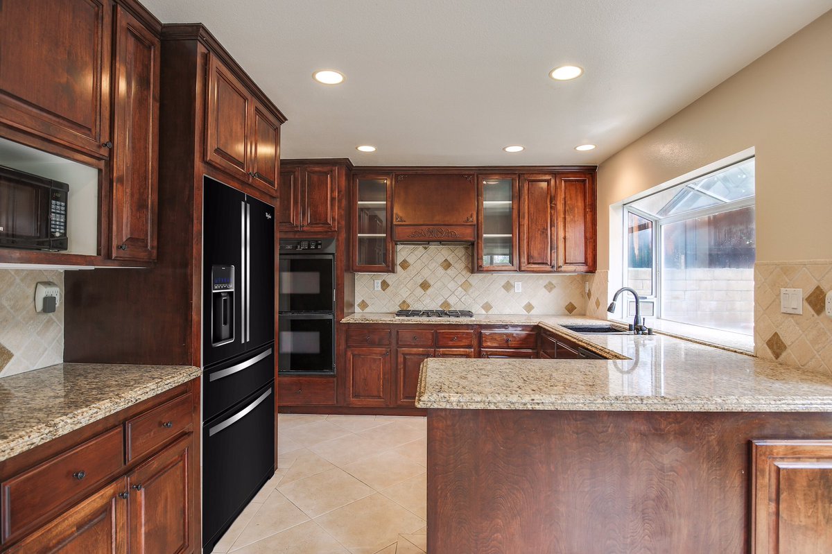 BeyondGravMedia's tweet photo. We love this kitchen! Had a great time doing #realestatemarketing for this property! https://t.co/GZ7xAznSEP https://t.co/7WiwvRTPVI
