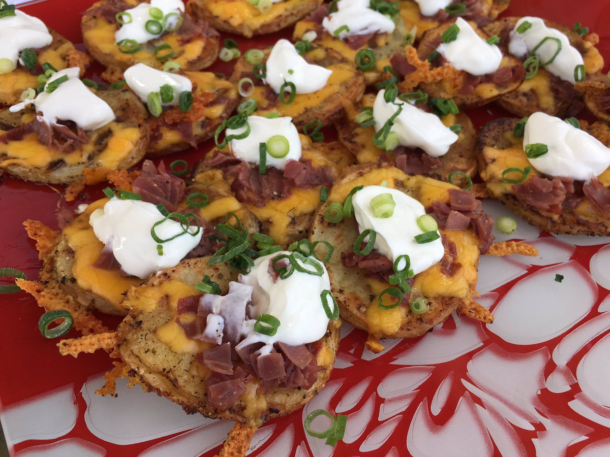 _Forever_6_'s tweet photo. Sunday BBQ!!
😋💕🥂🍾❣️
#MoetChandonNectar
#PotatoSkins
#BaconWrappedScallops https://t.co/fTCj5dIo0e