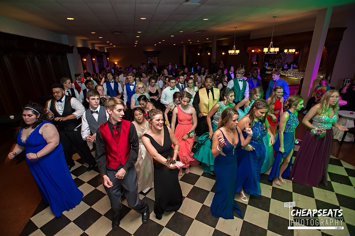 CheapSeatsPhoto's tweet photo. #ChaChaSlide #CavalierStyle @BishopDuBourg @FearTheCavalier #Prom2017 
#DancingCavs https://t.co/qmEJIWfabZ