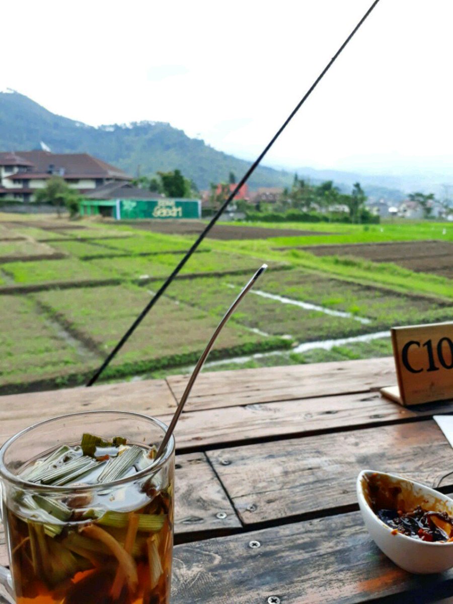 uphhii's tweet photo. Nge-wedang 🍵 (@ PUPUK BAWANG in Batu, East Java) https://t.co/6myWH2sADY https://t.co/TFWdqpWhk9