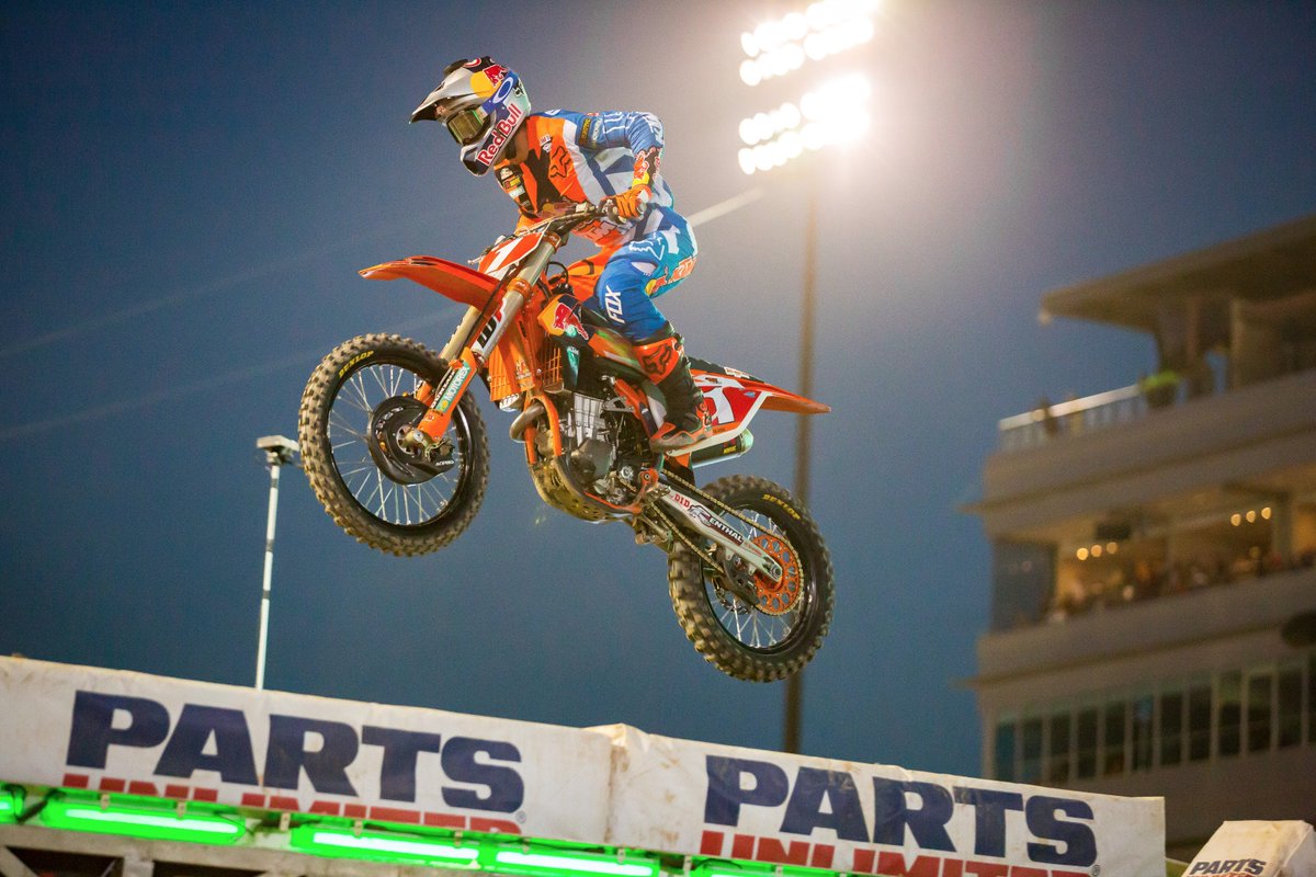SupercrossLIVE's tweet photo. .@RyanDungey wins the 2017 Monster Energy Supercross championship! https://t.co/HDHoXKdIMS