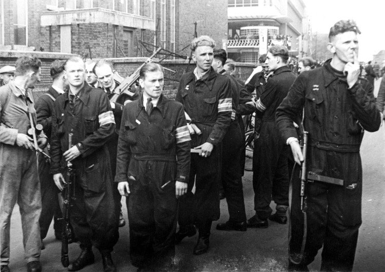 In veel steden is het onrustig. In Utrecht zijn 11 BS’ers omgekomen die aangevallen zijn terwijl ze Duitsers aan het ontwapenen waren. #1945