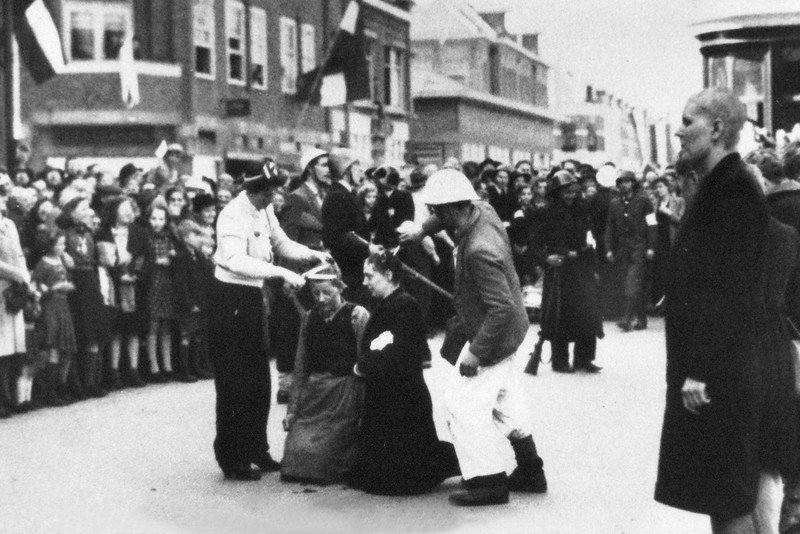 De meisjes die met Duitsers zijn omgegaan, de moffenmeiden, worden hardhandig kaalgeknipt. Het bloed stroomt vaak over hun gezicht. #1945