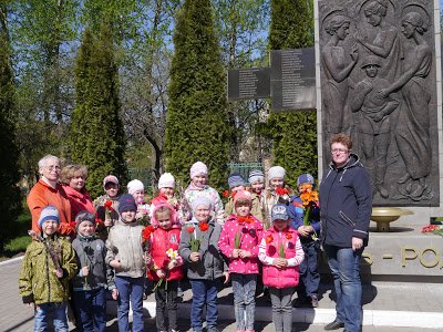 Возложение цветов к памятнику "Юность-родине" с воспитанниками подготовительной к школе группы