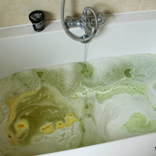 heather_ogorman's tweet photo. It went super green and was so sparkly! I'm in love! #lush #lushcosmetics #lbloggers #irishbloggers #avobath #bbloggers https://t.co/QYaHgseo55
