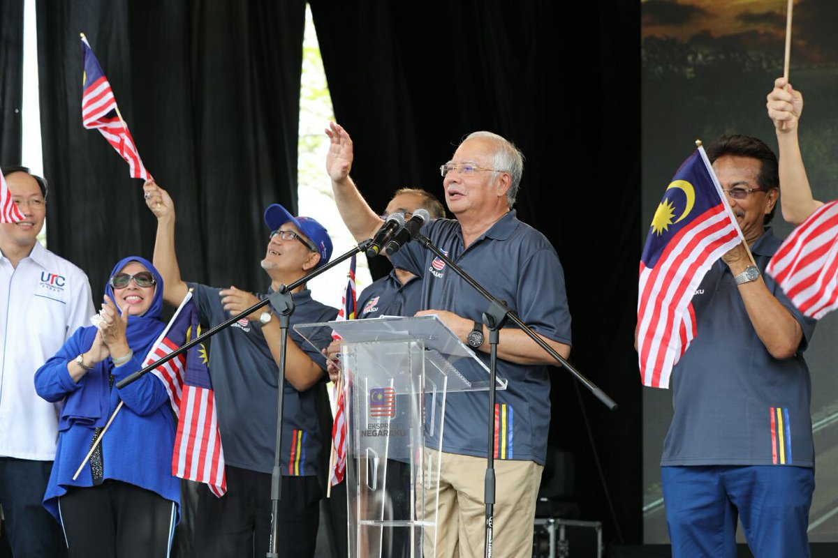 NajibRazak's tweet photo. Orang Sabah memang hebat bah, ribuan hadir meriahkan program Ekspresi Negaraku di Padang Bandaran Sandakan pagi td! #Negaraku #Kebanggaanku https://t.co/YmPoy3aJ3E