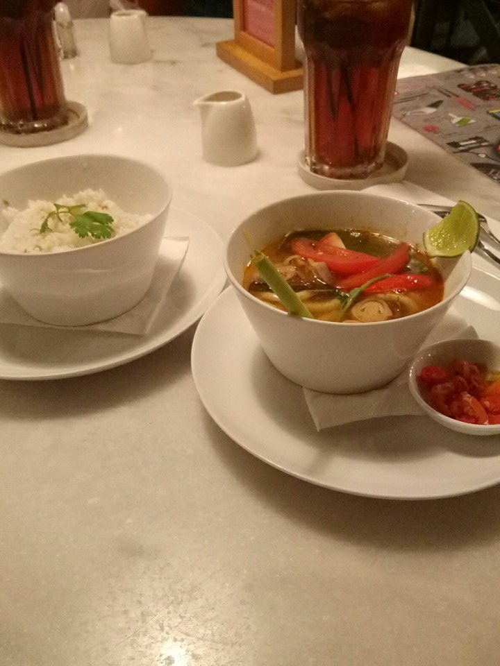Rizki Chaeriz (@chaerriz) on Twitter photo My kinda early dinner, tasty "tom yum soup with garlic rice" 👍 #hummingbirdtotebag <a href="/hummingbird_eat/">Hummingbird Eatery</a> My kinda early dinner, tasty "tom yum soup with garlic rice" 👍 #hummingbirdtotebag <a href="/hummingbird_eat/">Hummingbird Eatery</a>