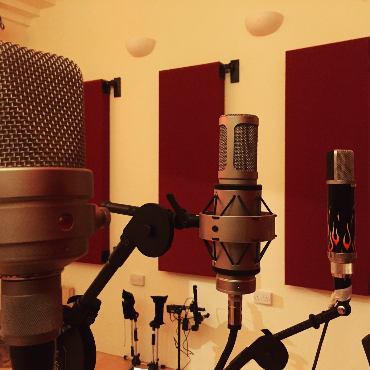 Circlestudios's tweet photo. Quick #microphone shootout this morning #neumann #u67 not in shot #m49 #braunervm1 #elam251 #micporn #studiolife https://t.co/k3lvVBFhfQ