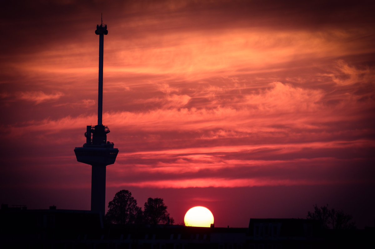 Gisterenavond een mooie #zonsondergang in #rotterdam met de <a href="/Euromast010/">.</a> #weerfoto #stad #010 <a href="/EdAldus/">Ed Aldus</a> <a href="/WilliamHuizinga/">William Huizinga</a>