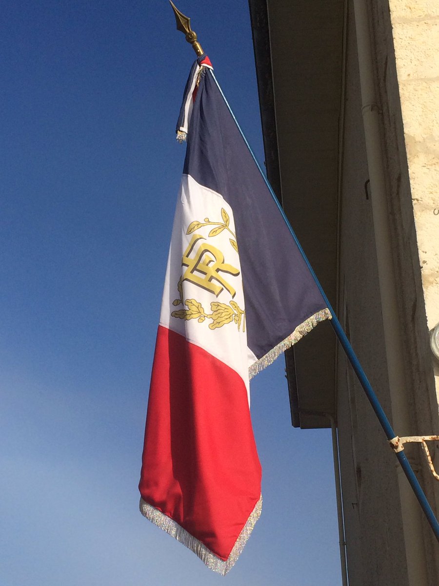 ProfesseurBang's tweet photo. Belle déco à l'entrée du bureau de vote. #LTDCC https://t.co/d3ait0Z7Xx