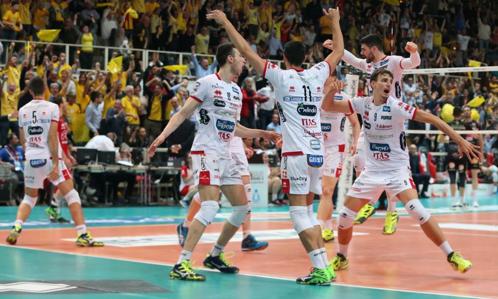 trentinovolley's tweet photo. FINO ALL'ULTIMO PALLONE, CON LO SPIRITO DI SEMPRE!
Gara 3 Finale #CivitanovaMarche,h.16.30
#Lube-#DiatecTrentino
Live #RAI3 e Radio Dolomiti https://t.co/n7tRfZxc5E