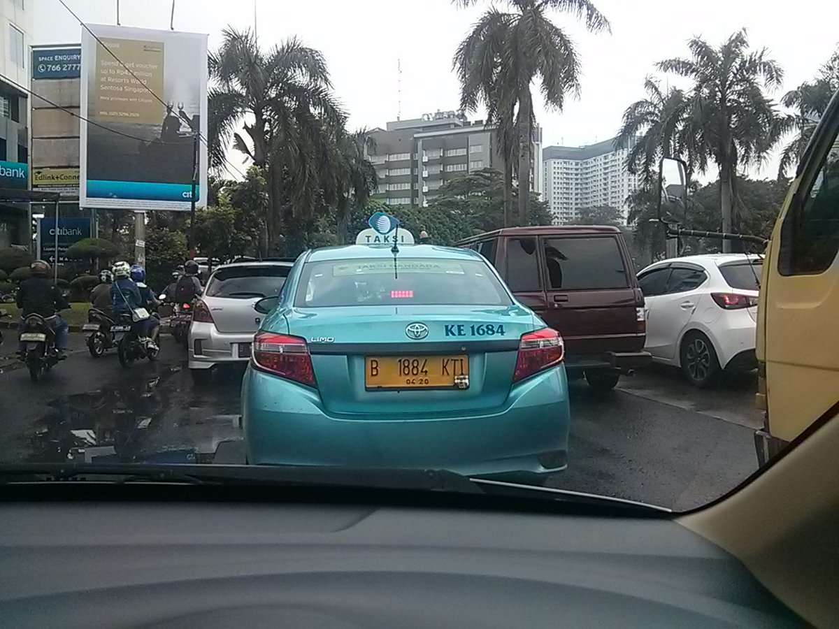 Dear @Bluebirdgroup driver anda KE 1684 membahayakan pengemudi yg lain, main potong antrian, ga dikasi jalan tidak terima &amp; mepet mobil!!