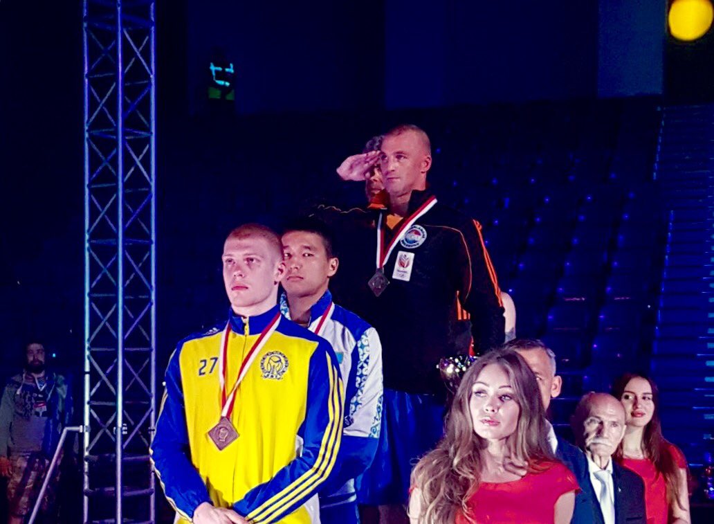 hansdamen's tweet image. Trots op bokser (en @landmacht collega) @pmullenberg. Wint goud op Felix Stamm toernooi in Polen en brengt militaire groet bij huldiging.