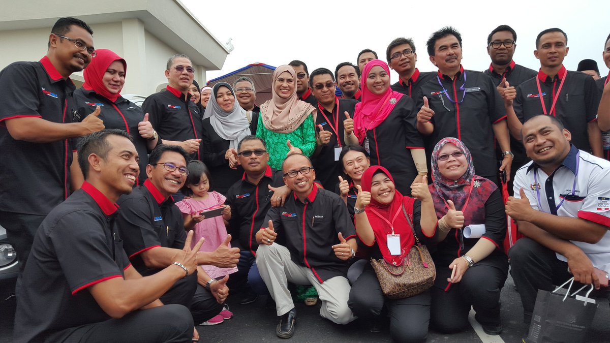 Bersama YAB CM <a href="/idrisharon66/">Idris Haron</a> YB <a href="/PetraJayaMP/">Fadillah Yusof 🇲🇾</a> <a href="/Rosnah_ARS/">Rosnah Shirlin</a> &amp; warga <a href="/JKRMelaka/">JKR Melaka</a> sempena FTRoadpedia #infrarakyat  #NegaraKuMalaysia TQ❤ Melaka