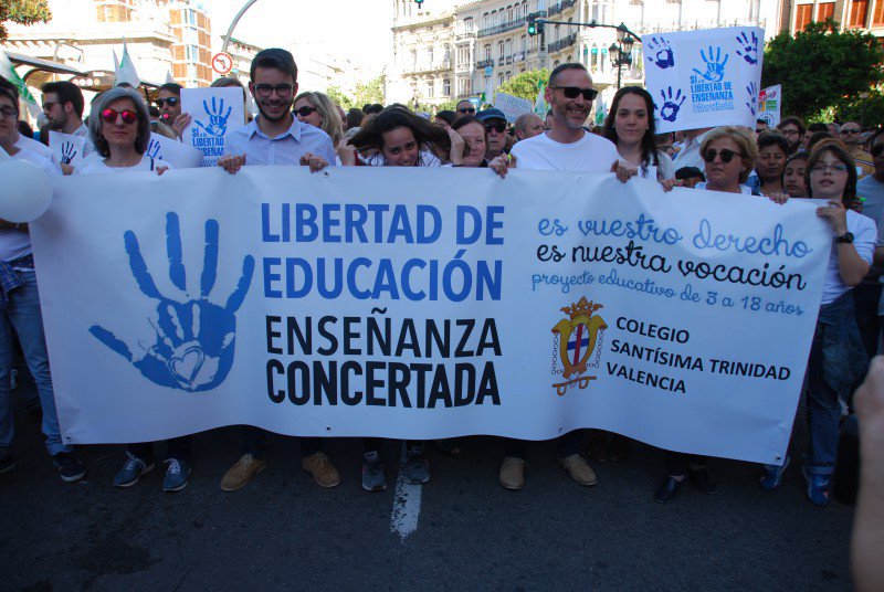 ValenciaNews_es's tweet photo. Por la libertad en la enseñanza: más de 40.000 personas salen a la calle para proteger la concertada - via https://t.co/RvcJzqJXma https://t.co/Qsze43xC9D